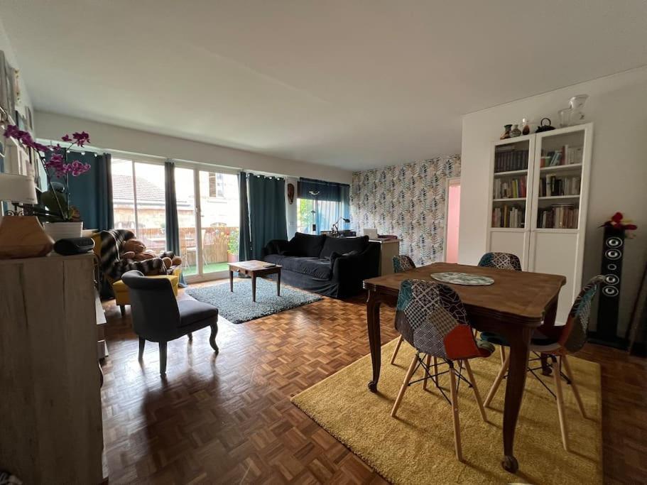 Grand Appartement Avec Balcon Et Parking Gratuit Sur Place Paris Exterior photo
